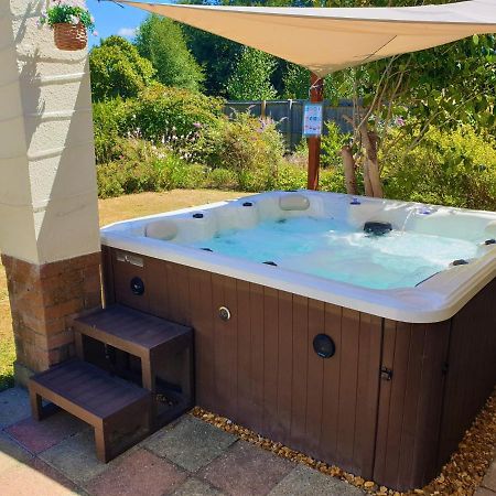 Lions Lodge: Great Location With Hot Tub リングウッド エクステリア 写真